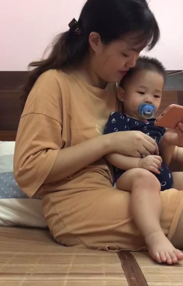 Sau mỗi cữ sữa no nê, Shin cùng mẹ đọc sách từ 20- 30 phút