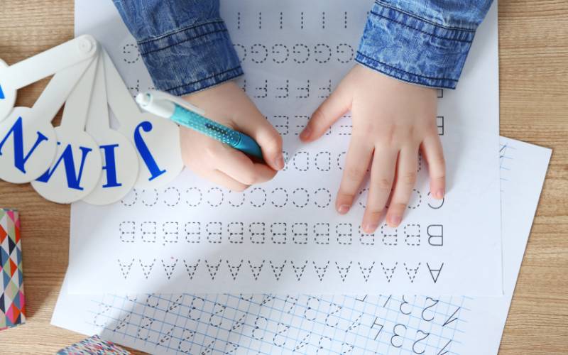 Bé tập viết chữ cái giúp rèn luyện khả năng ghi nhớ và lòng kiên nhẫn. (Ảnh: Sưu tầm Internet)