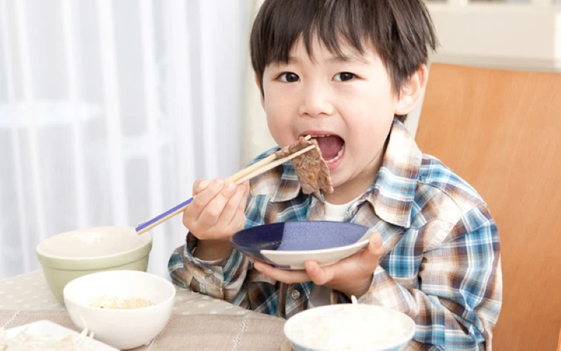 Dạy con tự lập từ bé là điều ba mẹ nên làm. (Ảnh: aFamily.vn)