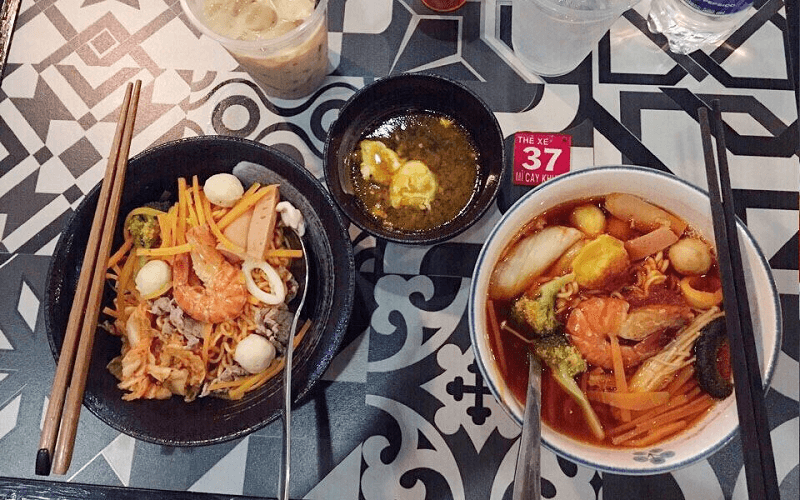 Mì cay khuya Nguyễn Trãi: Địa điểm ăn uống Sài Gòn. (Ảnh: Sưu tầm Internet)