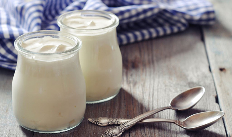 Cải thiện tình trạng rụng tóc bằng vitamin B5 và sữa chua không đường. (Ảnh: Sưu tầm Internet)