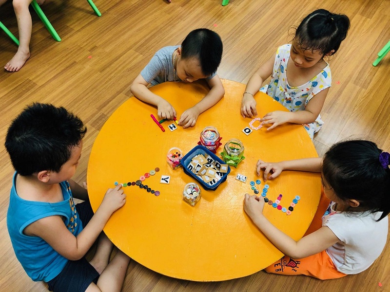 Dạy bé tạo hình chữ cái bằng các vật dụng quen thuộc (Ảnh:mgmangnon.hoankiem.edu.vn)