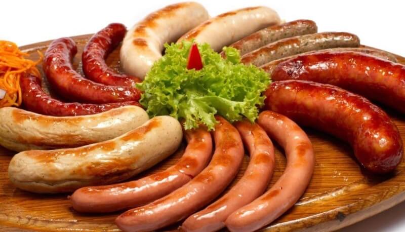 Xúc xích chứa nhiều dầu mỡ có hại đến sức khỏe mẹ. (Ảnh: Sưu tầm Internet)