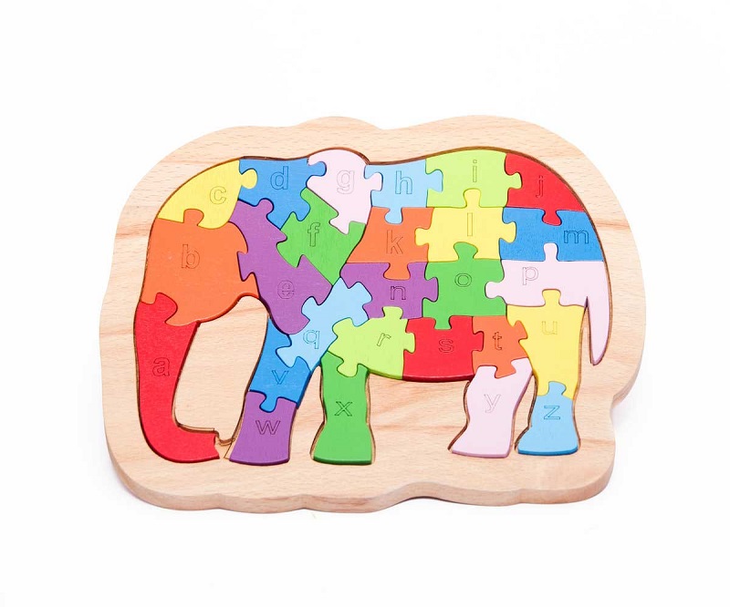 Hình dáng và màu sắc của bảng chữ cái tiếng Việt bằng gỗ luôn có đặc trưng riêng biệt. (Ảnh: Sưu tầm Internet)