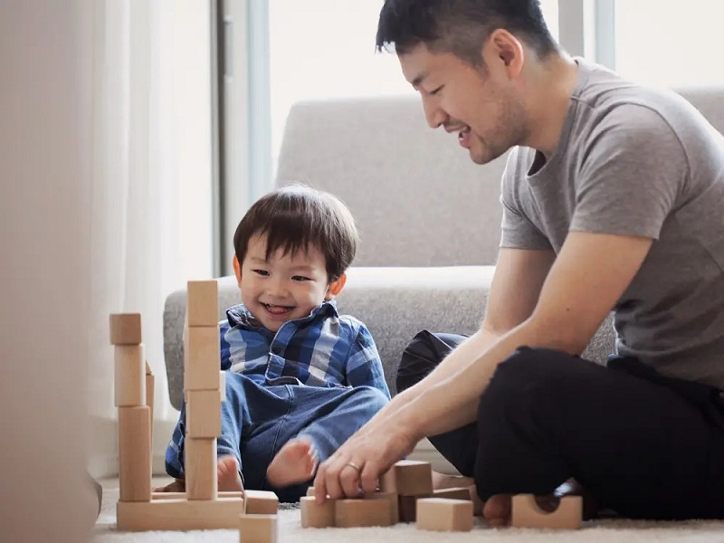 Mỗi ngày, ba mẹ hãy dành thời gian để chơi với trẻ. (Ảnh: afamily.vn)