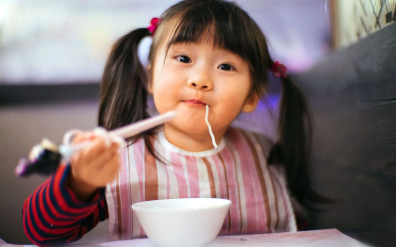 Phương pháp nuôi dạy con trân trọng thức ăn của ba mẹ Nhật. (Ảnh: aFamily.vn)
