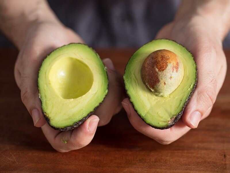 Sau sinh ăn bơ có lợi cho sức khỏe mẹ và bé. (Ảnh: Sưu tầm Internet) 