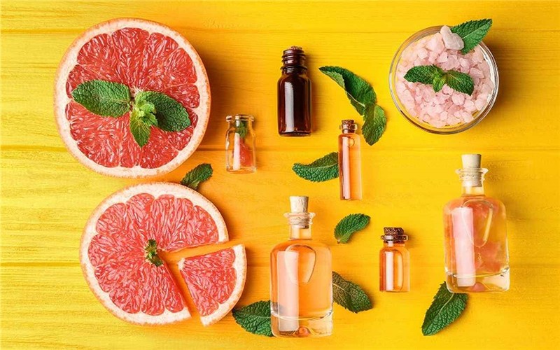 Cách làm hỗn hợp xịt tóc từ vitamin B1 và tinh dầu bưởi. (Ảnh: Sưu tầm Internet)