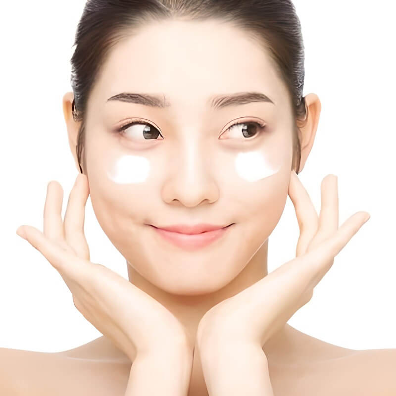 Bổ sung vitamin B2 cho làn da thông qua sản phẩm dạng thoa. (Ảnh: Sưu tầm Internet)