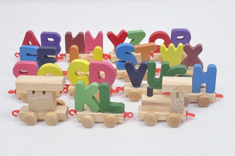 Đồ chơi là vật dụng gần gũi với trẻ để trẻ có thể vui đùa và học tập từ đồ chơi. (Ảnh: Sưu tầm Internet)