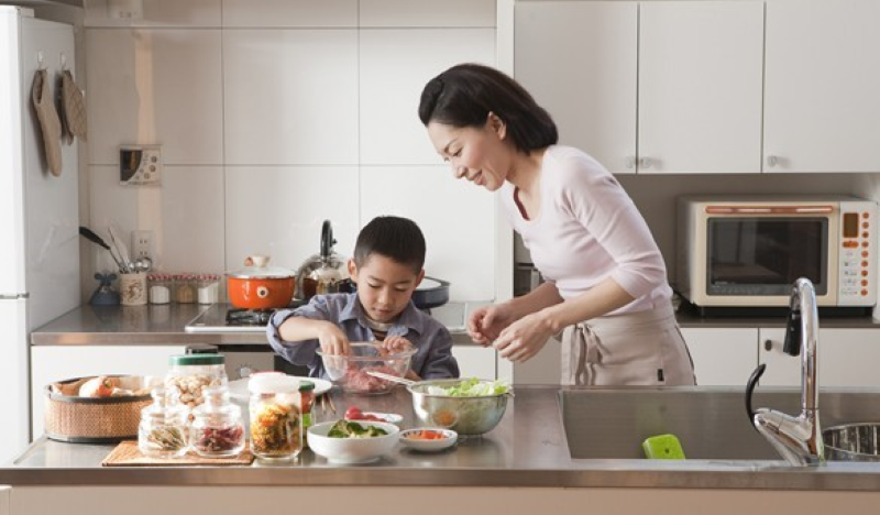 Ba mẹ Nhật luôn là tấm gương dạy con. (Ảnh: camnang.bibomart.com.vn)