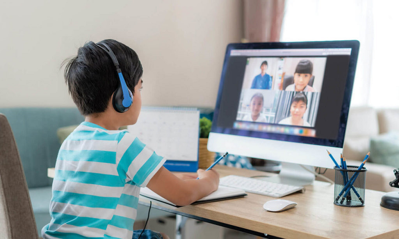 Tập trung vào việc phát triển tư duy ngôn ngữ cho con. (Ảnh: Sưu tầm Internet)