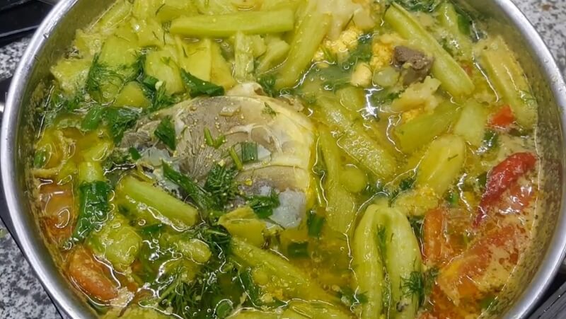 Canh chua nấu với dọc mùng giúp mẹ ăn cơm ngon miệng hơn. (Ảnh: Sưu tầm Internet)