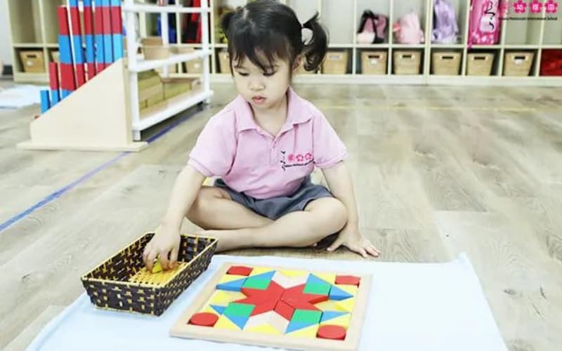 Các trò chơi phát triển trí tuệ cho trẻ mầm non ở trường. (Ảnh: Kiddi.vn)