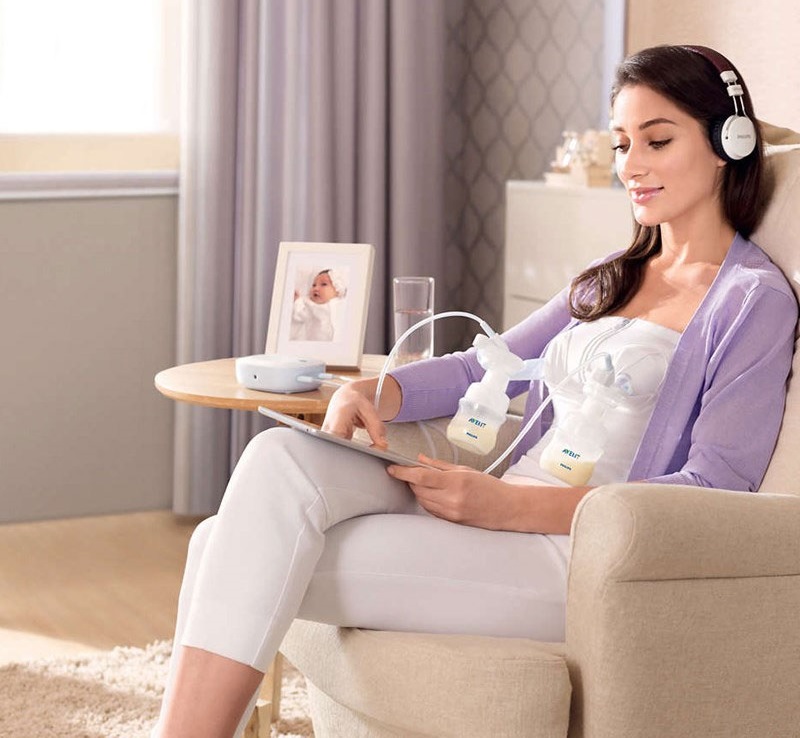 Mẹ bỉm nên hút sữa thay vì cho con bú thường xuyên. (Ảnh: Sưu tầm Internet)