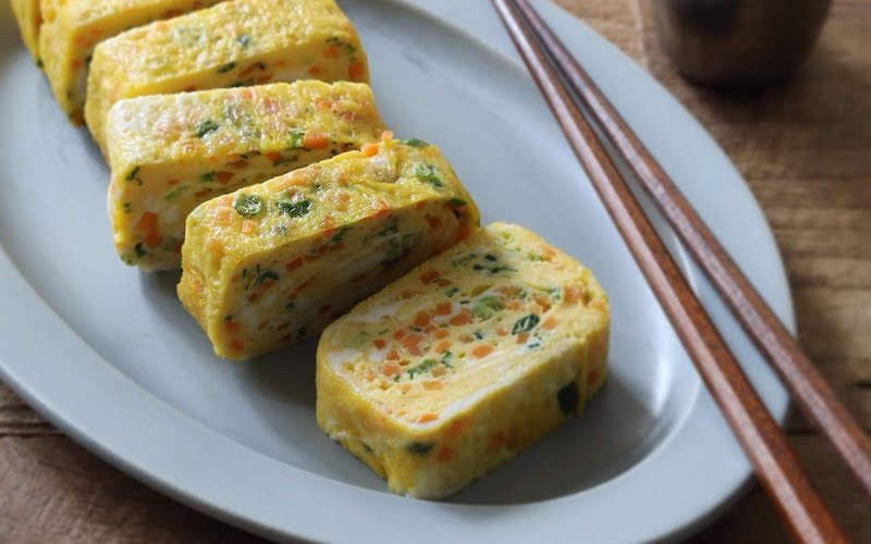 Trứng chiên cuộn rau củ vừa thơm ngon vừa dễ làm. (Ảnh: Sưu tầm Internet)