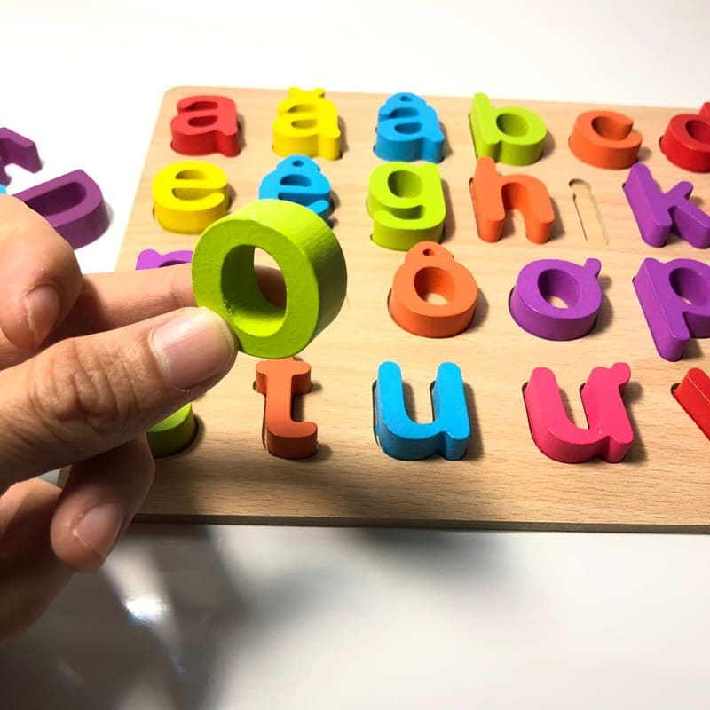 Chọn lọc kích thước bảng chữ cái phù hợp để tránh tình trạng bé nuốt. (Ảnh: Sưu tầm Internet)