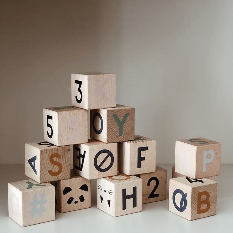 Bảo quản bảng chữ cái an toàn để bảo vệ sức khỏe cho trẻ. (Ảnh: Sưu tầm Internet)