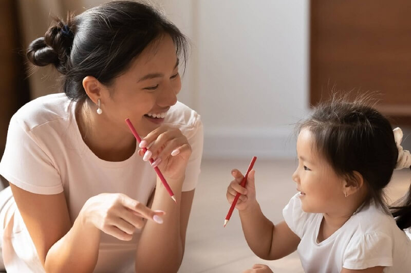 Vui đùa cùng trẻ không những giúp trẻ học tập mà còn gắng kết tình cảm gia đình. (Ảnh: Sưu tầm Internet)