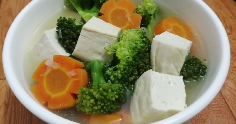 Đậu phụ nấu súp lơ xanh hợp vị và giải nhiệt. (Ảnh: Sưu tầm Internet)