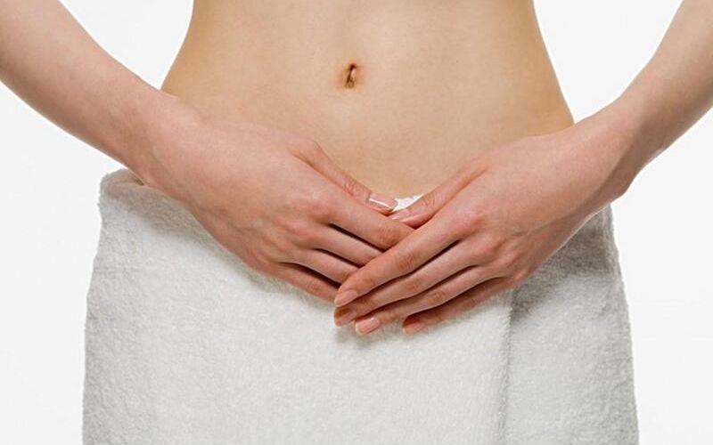 Bà bầu cảm thấy đau âm ỉ ở vùng kín. (Ảnh: Sưu tầm Internet)