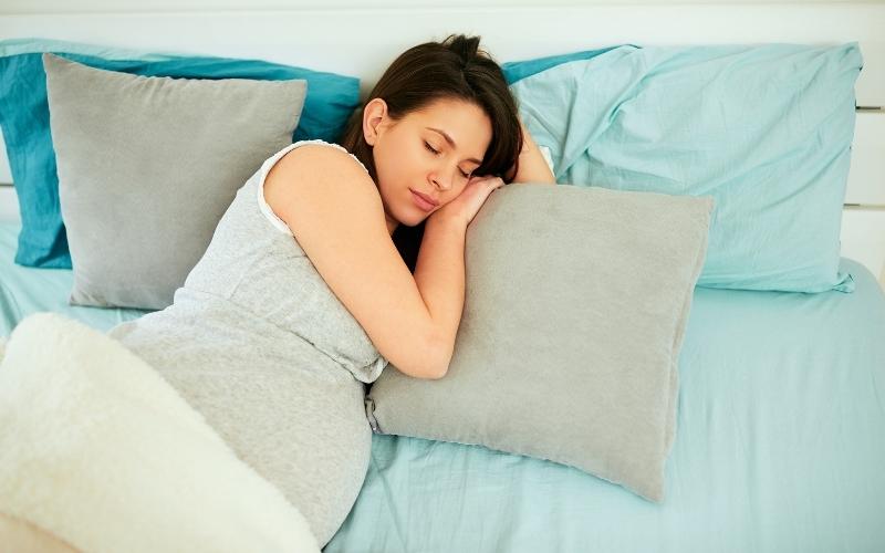 Nằm nghiêng sang bên trái có nhiều lợi ích cho sức khỏe mẹ bầu. (Ảnh: Sưu tầm Internet)