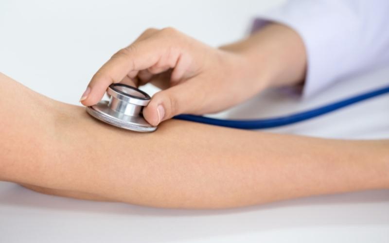 Vợ chồng đi kh&aacute;m sức khỏe v&agrave; s&agrave;ng lọc di truyền trước khi mang thai. (Ảnh: Sưu tầm Internet)