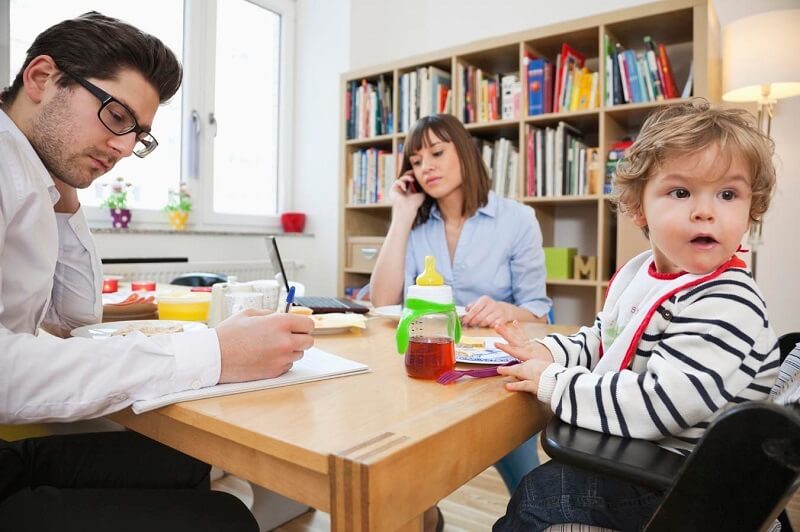 Áp lực hai phía từ gia đình và công việc. (Ảnh: Sưu tầm Internet)