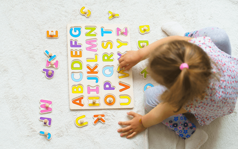 Bé 2 tuổi là thời điểm thích hợp để học chữ tiếng Việt. (Ảnh: Sưu tầm Internet)