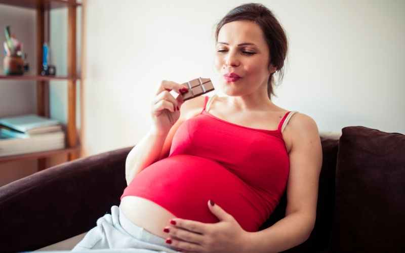 Ăn quá nhiều đồ ngọt hoặc thực phẩm sống khiến bà bầu bị tiêu chảy. (Ảnh: Sưu tầm Internet)