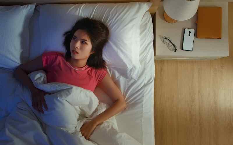 Bà bầu tháng thứ 6 bị mất ngủ có biểu hiện trằn trọc, dễ tỉnh ngủ. (Ảnh: Sưu tầm Internet)