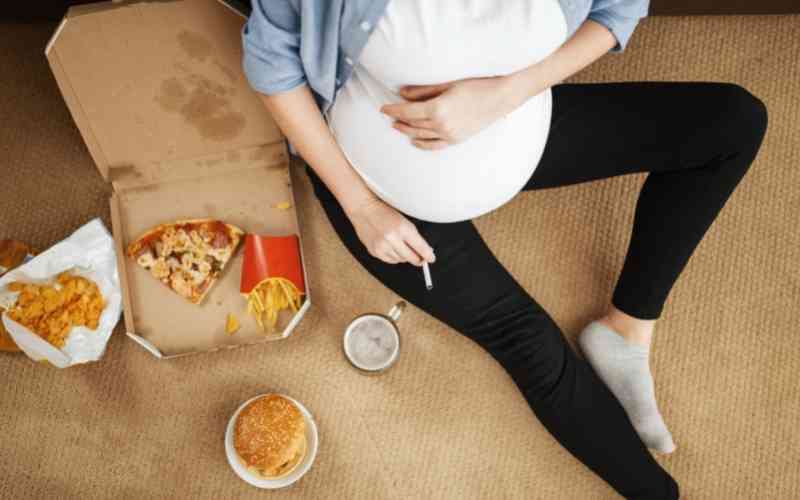 Bà bầu tháng thứ 7 nên kiêng ăn các loại thực phẩm không tốt. (Ảnh: Sưu tầm Internet)