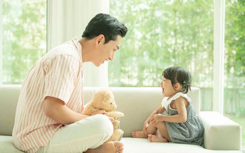 Thường xuyên trò chuyện cùng bé để phát triển khả năng giao tiếp và ngôn ngữ. (Ảnh: Sưu tầm Internet)