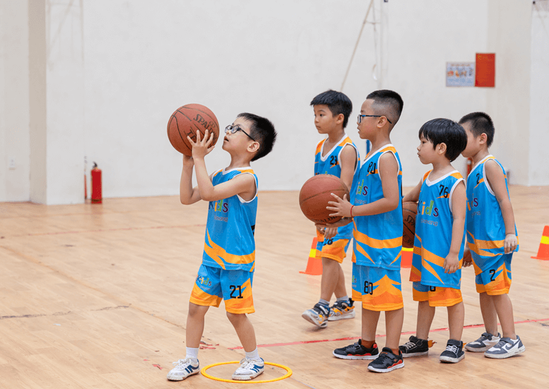 Lợi ích khi cho bé chơi bóng rổ từ sớm. (Ảnh: Sưu tầm Internet)