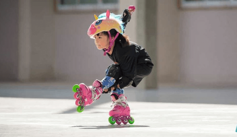 Bé trượt patin. (Ảnh: Sưu tầm Internet)