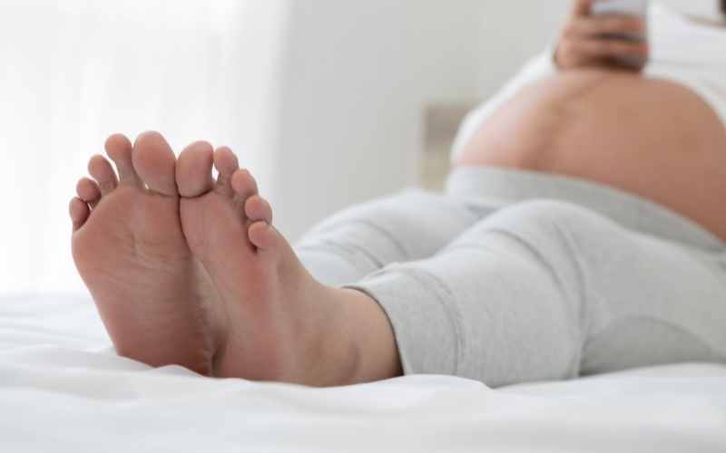 Bà bầu bị phù chân khi mang thai tuần 35 do nhiều nguyên nhân khác nhau. (Ảnh: Sưu tầm Internet)