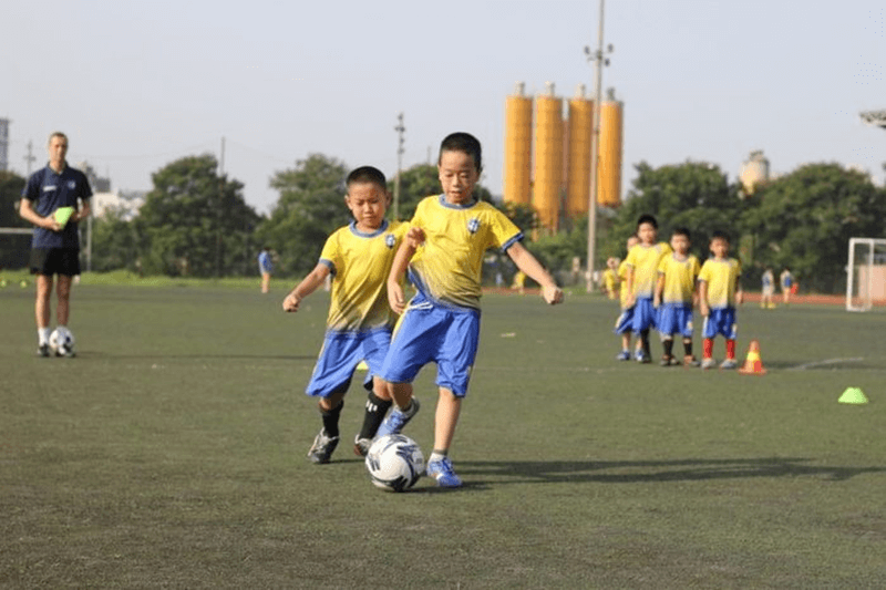 Bài tập rê bóng. (Ảnh: Sưu tầm Internet)