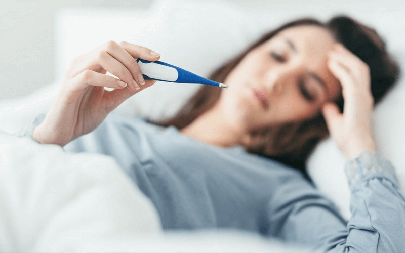 Hiểu về tình trạng sốt của bản thân. (Ảnh: Sưu tầm Internet)