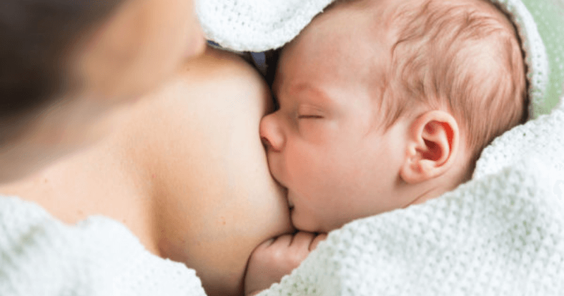 Cho trẻ bú sữa mẹ sớm sẽ giúp trẻ tăng cường sức đề kháng. (Ảnh: Sưu tầm Internet)