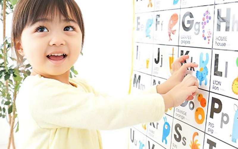 Có nên dạy chữ cho bé 3 tuổi. (Ảnh: Sưu tầm Internet)