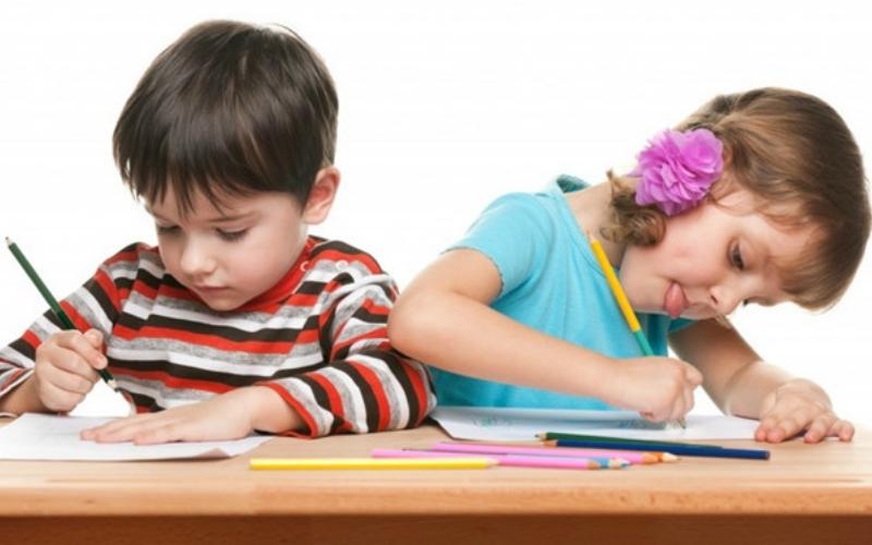 Cha me cần nắm rõ các cột mốc cơ bản trong quá trình tập viết chữ của trẻ dưới 5 tuổi. (Ảnh: Sưu tầm Internet)