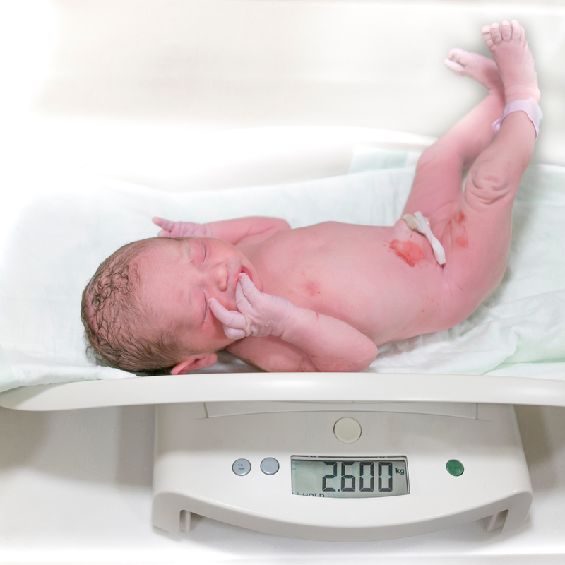 Vì sao nên biết cân bé sơ sinh đúng cách? (Ảnh: shutterstock)