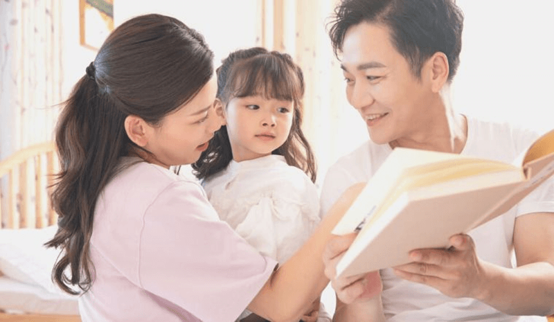 Lợi ích của việc cho trẻ đọc các câu chuyện ngày Tết. (Ảnh: Sưu tầm Internet)