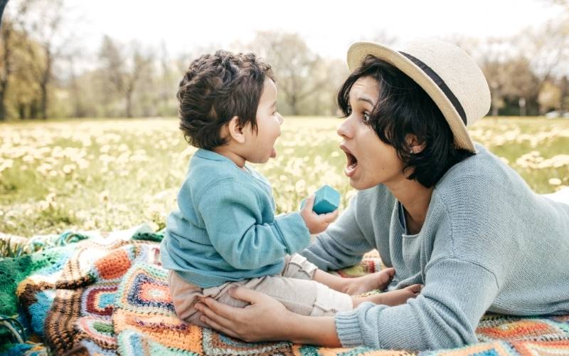 Chuẩn bị tâm lý cho bé khi có em rất quan trọng. (Ảnh: Sưu tầm Internet)