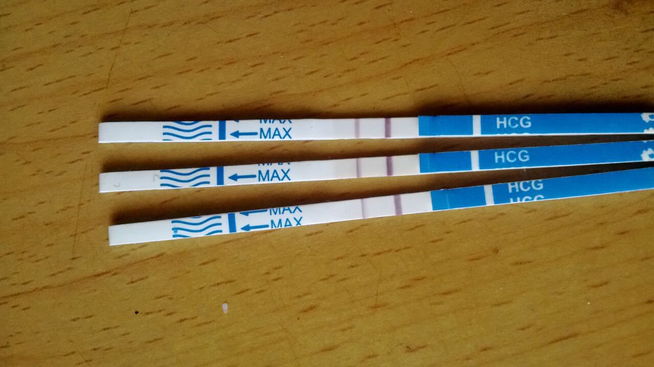 Dấu hiệu rõ ràng nhất là que thử thai lên 2 vạch. (Ảnh: Sưu tầm Internet)