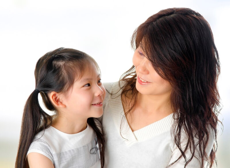 Trẻ có thể nhanh chóng bắt chước được ngữ điệu của câu nói một cách dễ dàng. (Ảnh: Sưu tầm Internet)