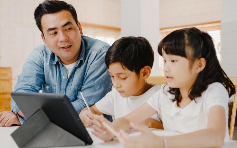 Không ít phụ huynh lo lắng khi bắt đầu dạy tiếng Việt lớp 1 cho trẻ. (Ảnh: Sưu tầm Internet)