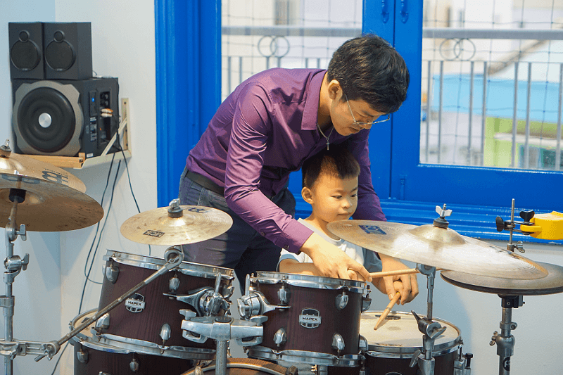 Dạy trống cho trẻ em từ sớm giúp phát triển trí não. (Ảnh: Sưu tầm Internet)