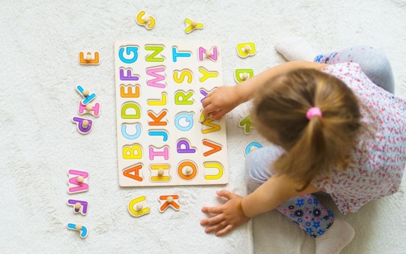 Cho bé vừa chơi vừa học là phương pháp đúng đắn. (Ảnh: Sưu tầm Internet)