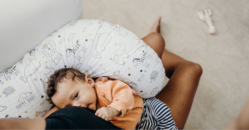 Công dụng của gối cho con bú. (Ảnh: Sưu tầm Internet)